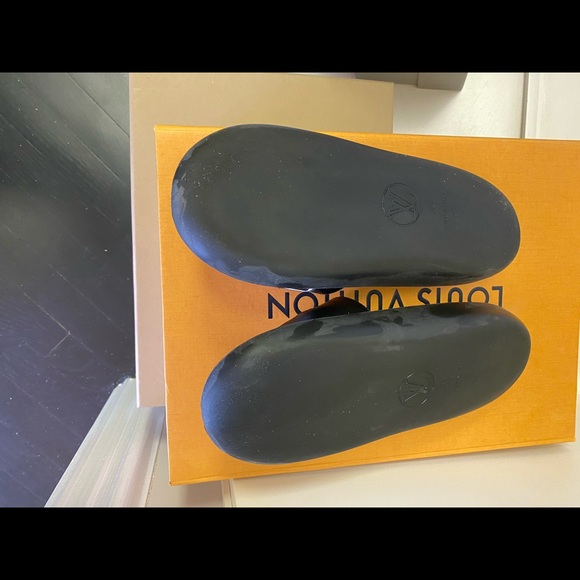 Highly sought after Louis Vuitton Slides - Picture 3 of 4